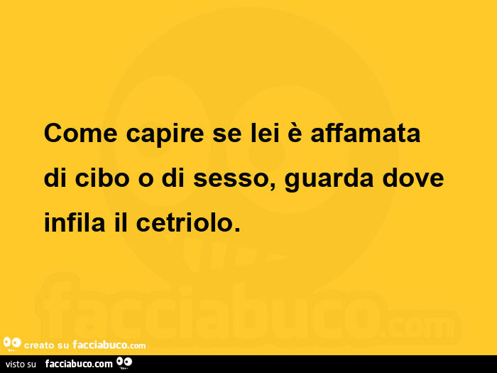 Come capire se lei è affamata  di cibo o di sesso, guarda dove infila il cetriolo