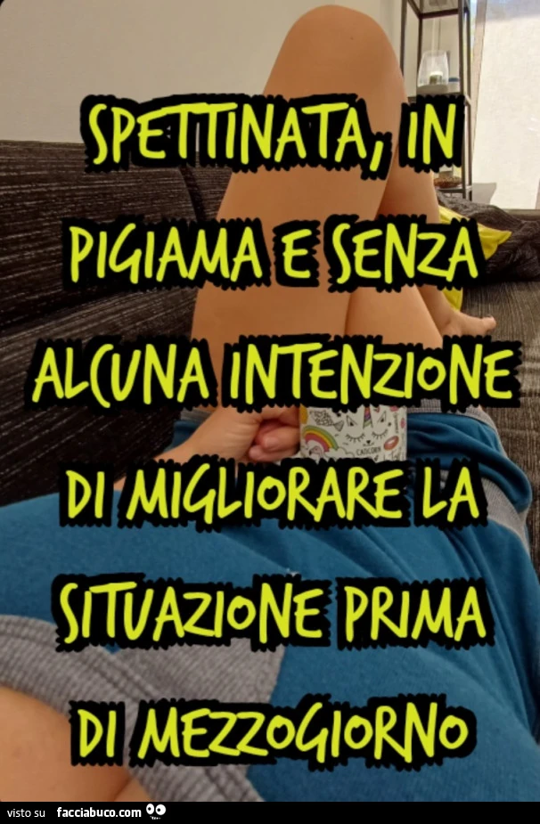 Spettinata in pigiama e senza alcuna intenzione di migliorare la situazione prima di mezzogiorno