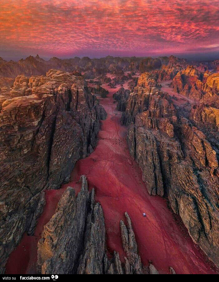 Dune di sabbia rossa nascoste nella regione di Tabuk, nel nord dell'Arabia Saudita