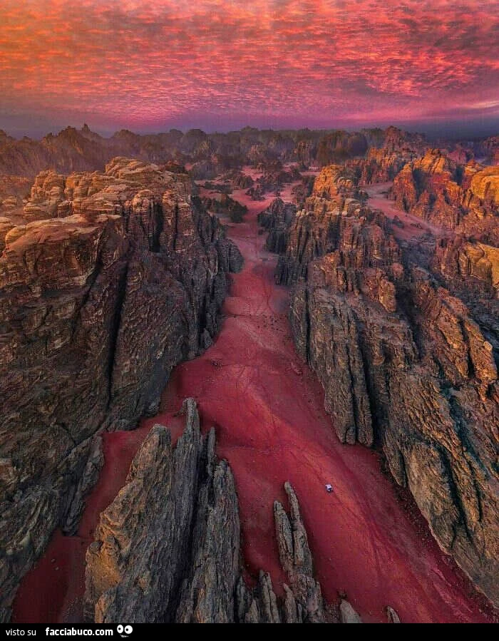 Dune di sabbia rossa nascoste nella regione di Tabuk, nel nord dell'Arabia Saudita