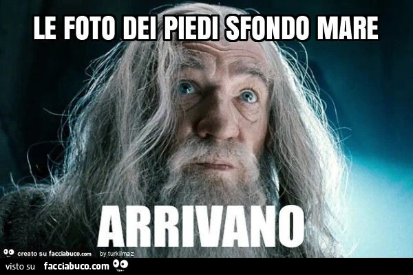 Le foto dei piedi sfondo mare