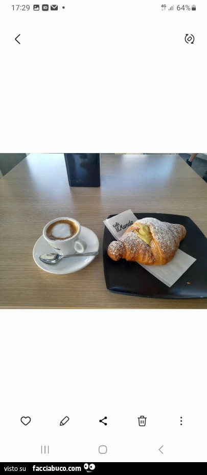 Caffè e cornetto al pistacchio