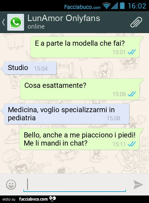 E a parte la modella che fai? Studio. Cosa esattamente? Medicina, voglio specializzarmi in pediatria. Bello, anche a me piacciono i piedi! Me li mandi in chat?
