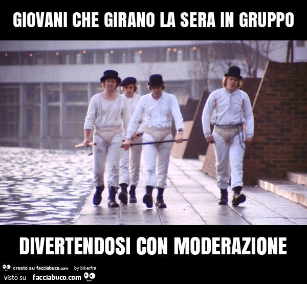 Giovani che girano la sera in gruppo divertendosi con moderazione