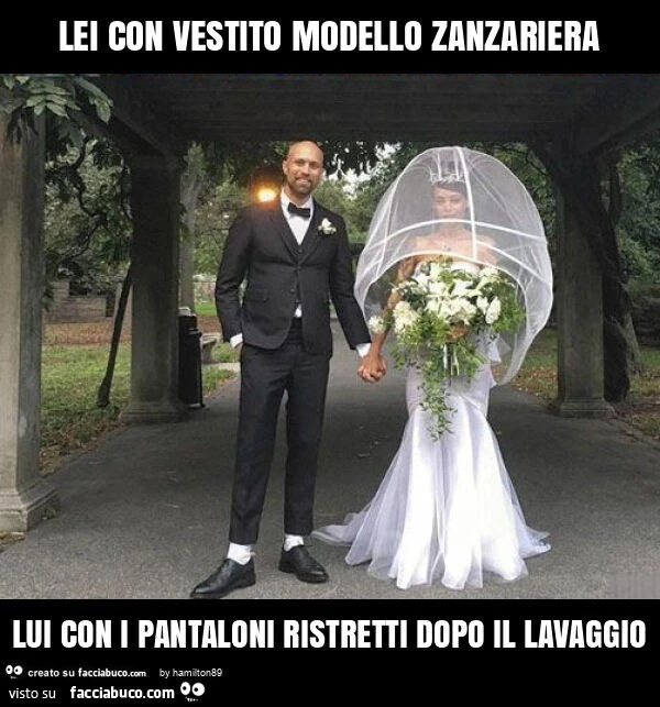 Lei con vestito modello zanzariera lui con i pantaloni ristretti dopo il lavaggio