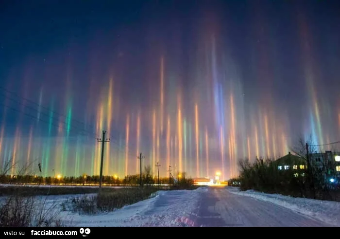 Fotografia dei rari Pilastri di Luce in Russia