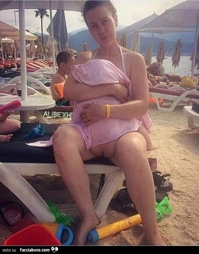 Donna con patata di fuori in spiaggia ma è il culetto del bambino