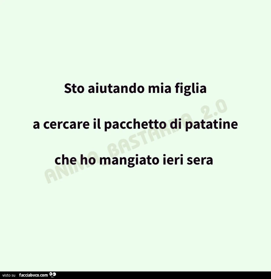 Sto aiutando mia figlia a cercare il pacchetto di patatine che ho mangiato ieri sera