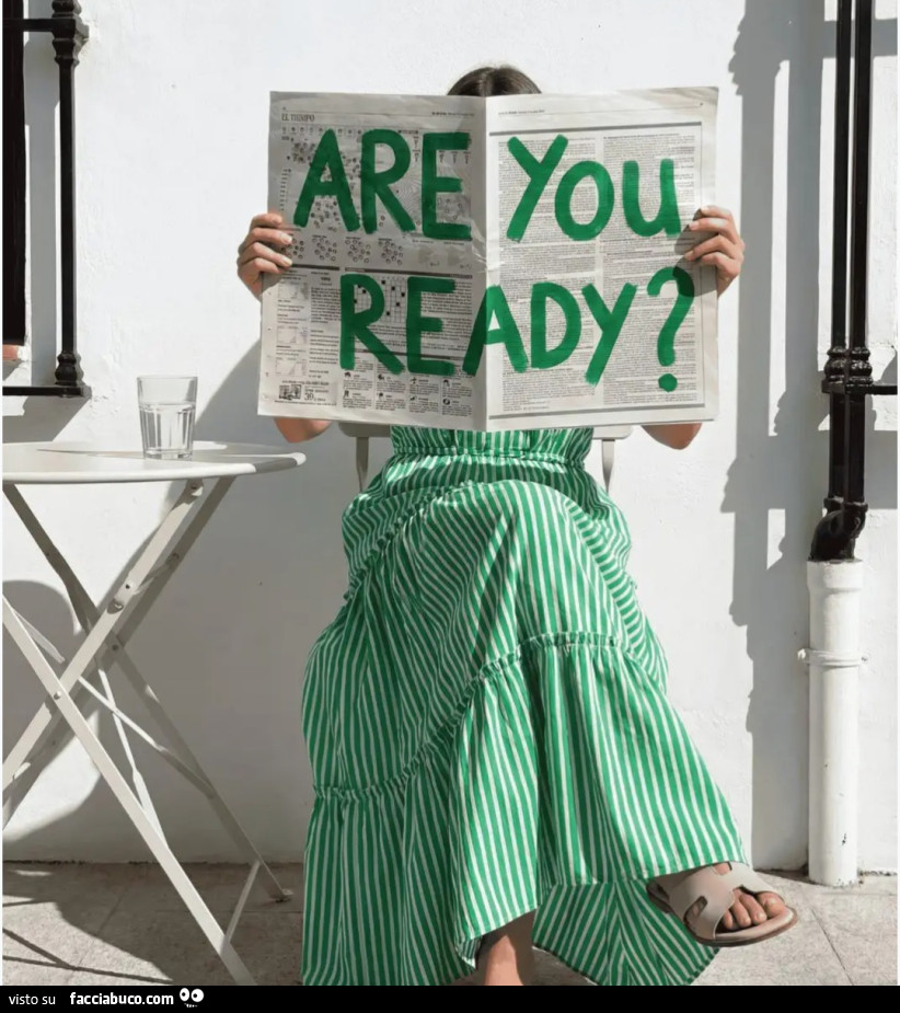 Are you ready donna seduta con giornale
