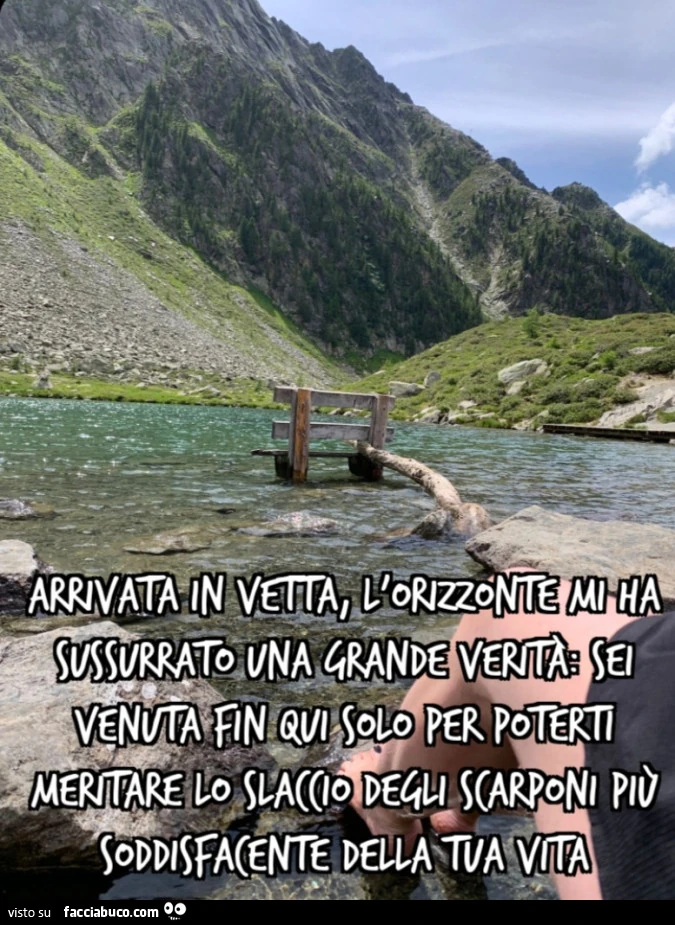 Arrivata in vetta, l'orizzonte mi ha sussurrato una grande verità: sei venuta fin qui solo per poterti meritare lo slaccio degli scarponi più soddisfacente della tua vita