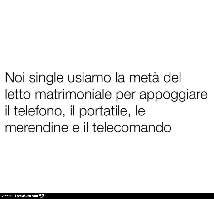 Noi single usiamo la metร del letto matrimoniale per appoggiare il telefono, il portatile, le merendine e il telecomando