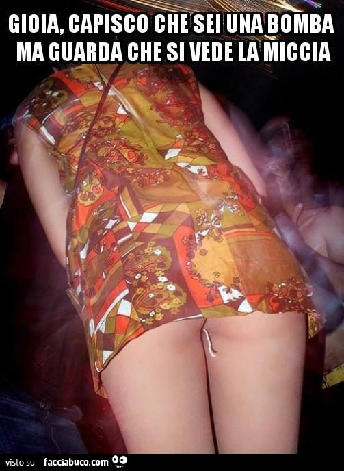 Una miccia pericolosa può esplodere attenzione ragazzi scappare via