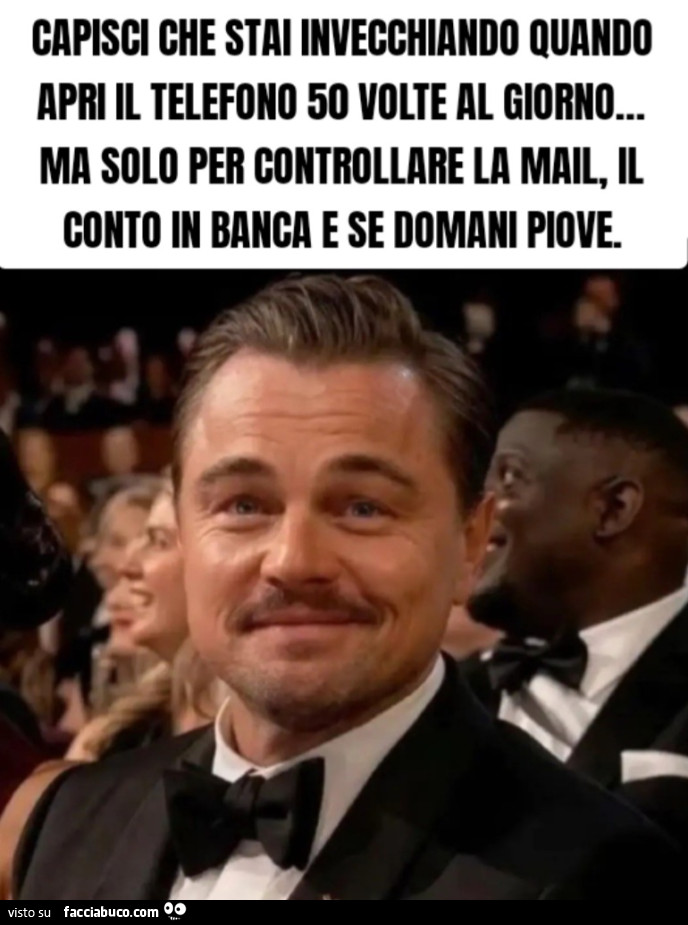 Capisci che stai invecchiando quando apri il telefono 50 volte al giorno… ma solo per controllare la mail, il conto in banca e se domani piove