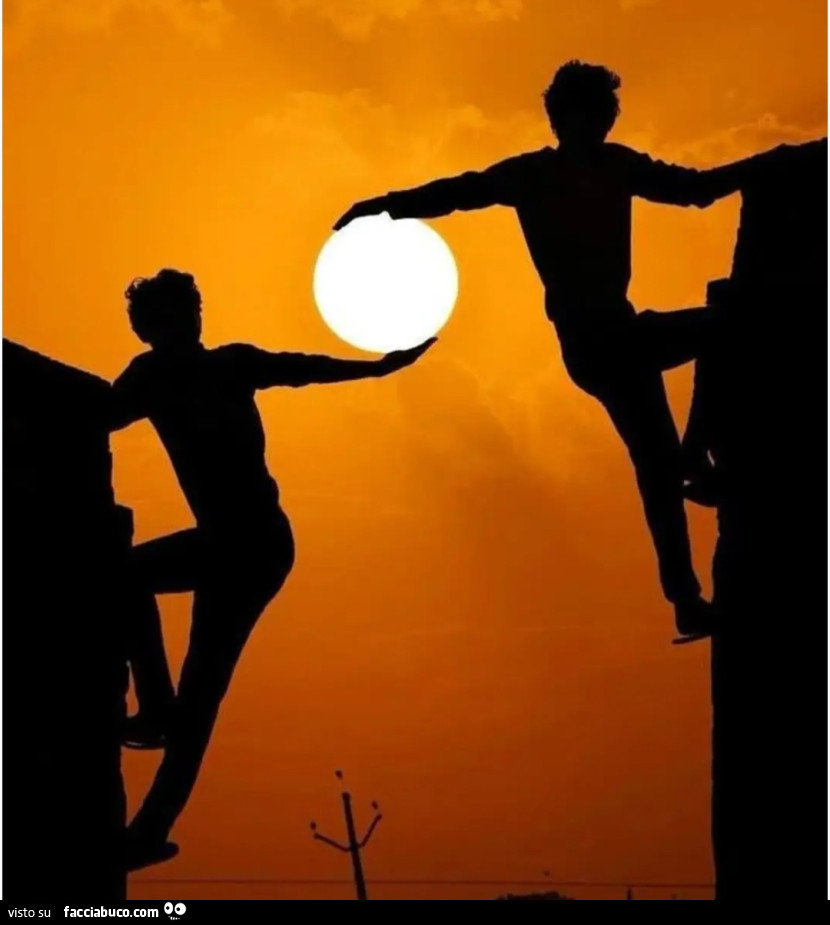 Afferrando il sole al tramonto assieme