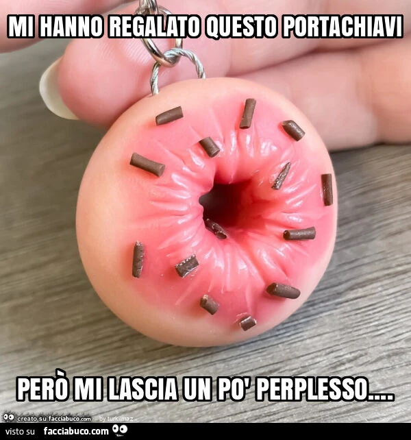 Mi hanno regalato questo portachiavi però mi lascia un po' perplesso