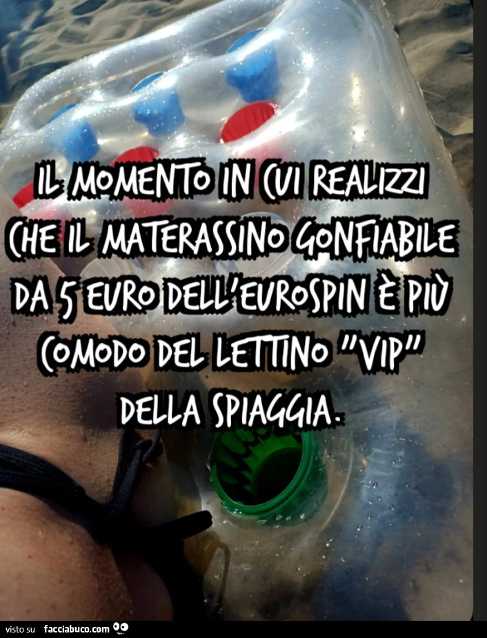 Il momento in cui realizzi che il materassino gonfiabile da 5 euro dell'Eurospin è più comodo del lettino "VIP" della spiaggia