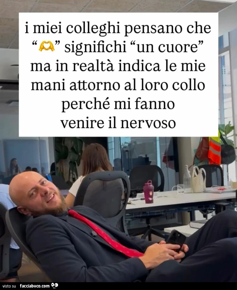 Frank gramuglia I Miei colleghi pensano che "🫶" significhi "un cuore" " ma in realtà indica le mie mani attorno al loro collo perché mi fanno venire il nervoso