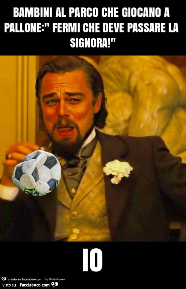 Bambini al parco che giocano a pallone: " fermi che deve passare la signora! " Io