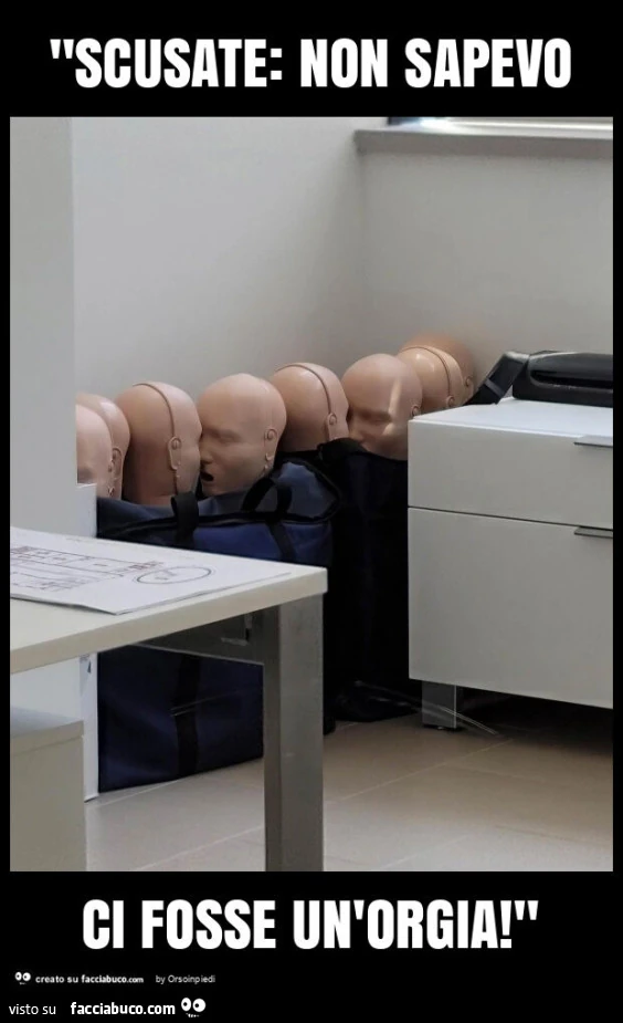 "scusate: non sapevo ci fosse un'orgia! "