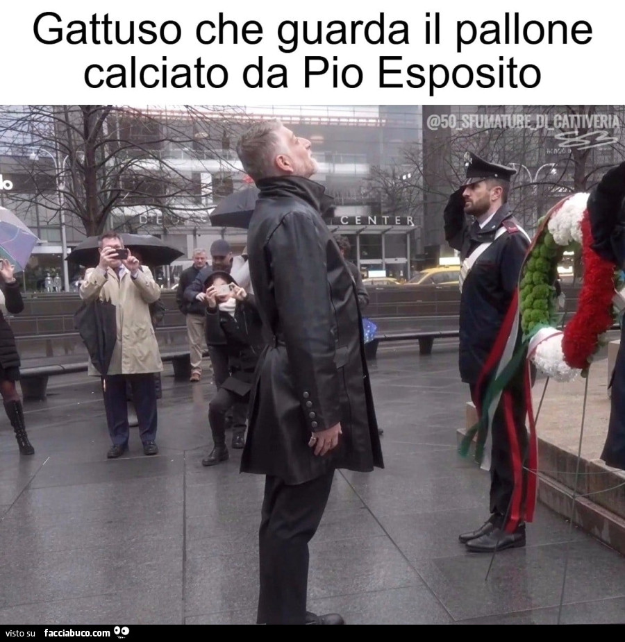Gattuso che guarda il pallone calciato da Pio Esposito