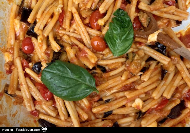 Spaghetti alla siciliana - pasta con la "muddica atturrata"