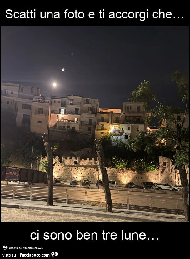 Scatti una foto e ti accorgi che&hellip; ci sono ben tre lune&hellip;
