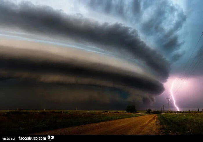 Premio Stormy Sky: una nuvola temporalesca supercella catturata nel New Mexico, USA, di Dennis Hualong