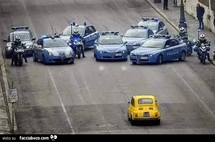Vecchia Fiat gialla bloccata dalla polizia