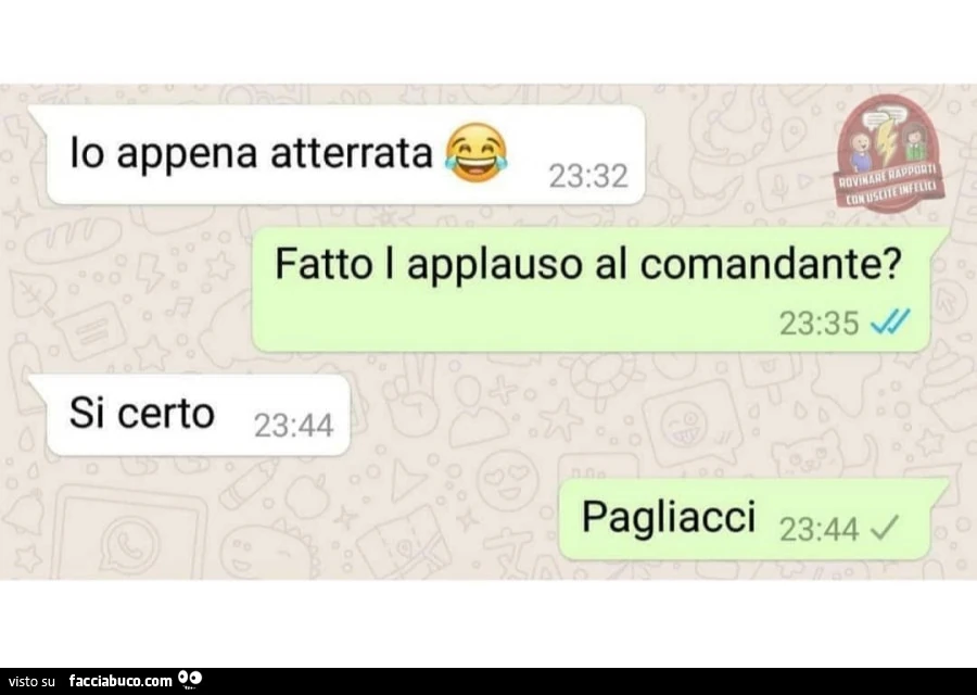 Io appena atterrata. Fatto i applauso al comandante? Si certo. Pagliacci