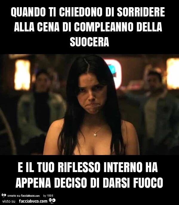 Quando ti chiedono di sorridere alla cena di compleanno della suocera e il tuo riflesso interno ha appena deciso di darsi fuoco