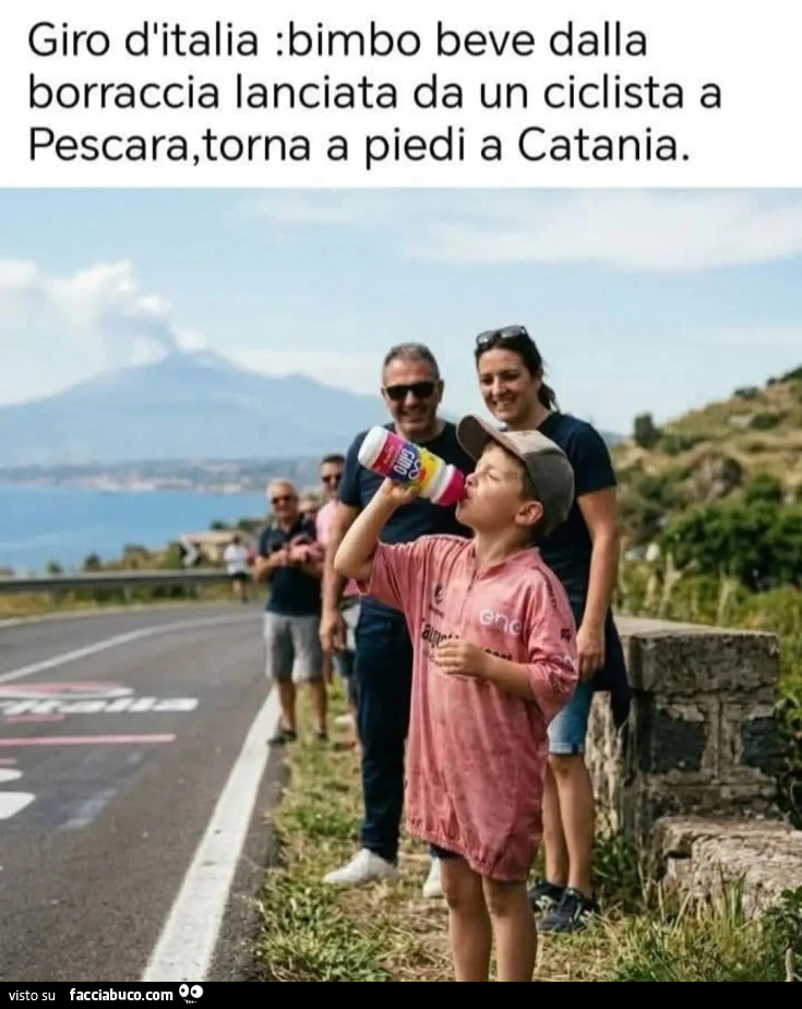 Giro d'italia bimbb beve dalla borraccia lanciata da un ciclista a Pescara, torna a piedi a Catania