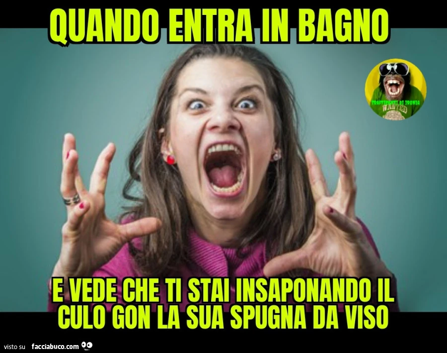 Quando entra in bagno e vede che ti stai insaponando il culo con la sua spugna