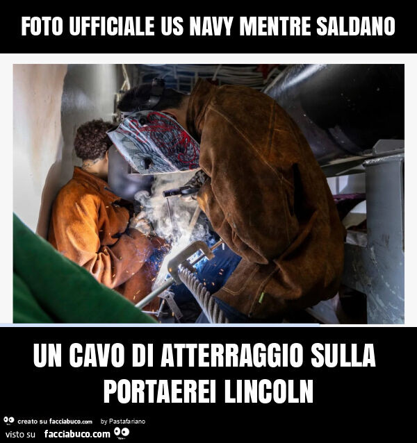 Foto ufficiale us navy mentre saldano un cavo di atterraggio sulla portaerei lincoln
