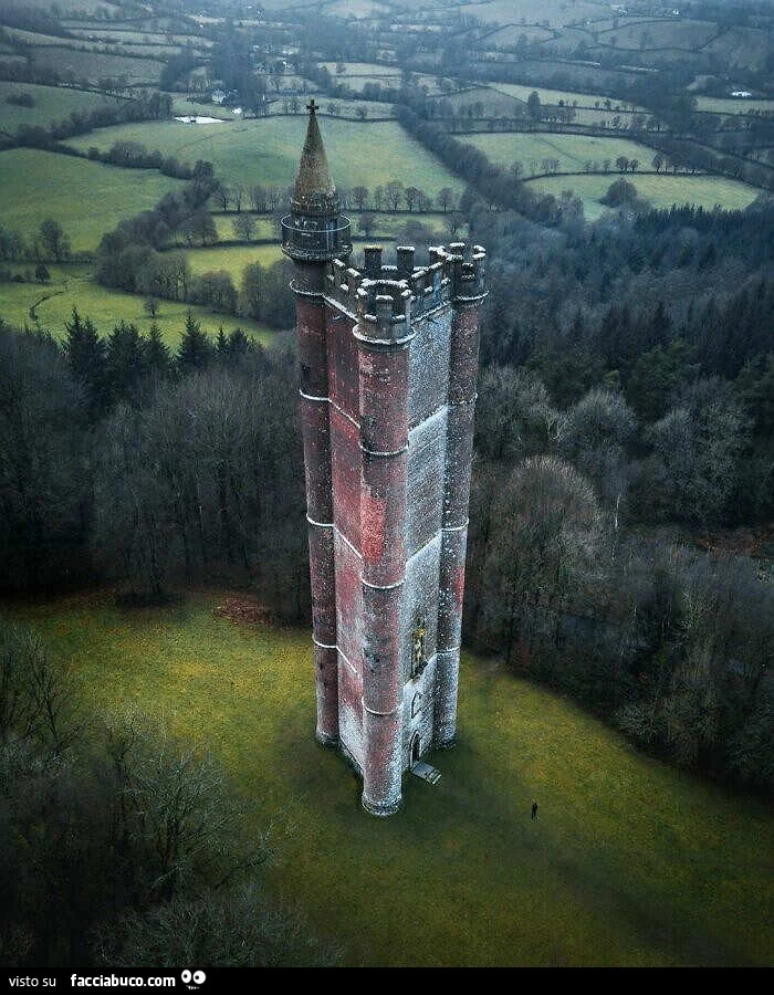 È la King Albert's Tower in Inghilterra, alta 50 metri. Un aereo inglese colpì la sommità durante la II^ WW. A lato c'è una persona, la vedete?