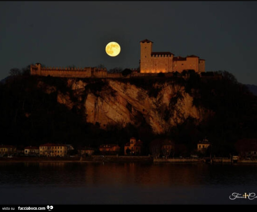 La Rocca di Angera sul Lago Maggiore con la Luna