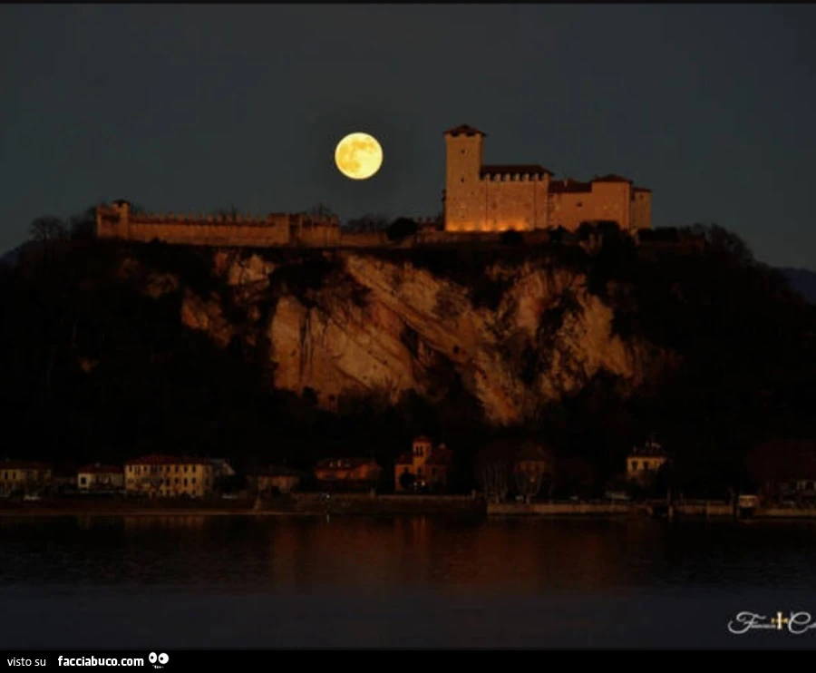 La Rocca di Angera sul Lago Maggiore con la Luna