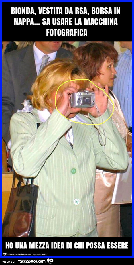 Bionda, vestita da rsa, borsa in nappa&hellip; sa usare la macchina fotografica ho una mezza idea di chi possa essere